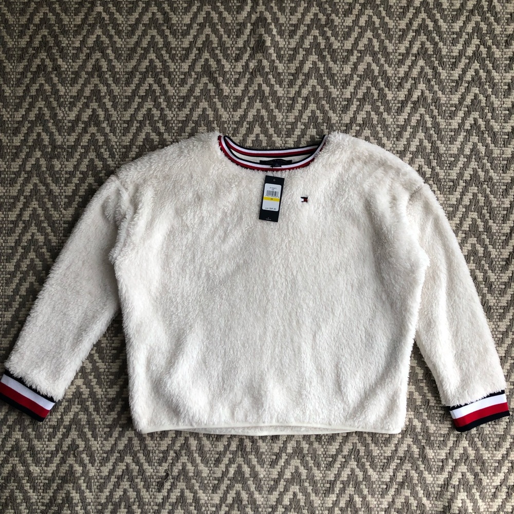 Tommy Hilfiger small logo patch pullover plush sweater size medium NWT